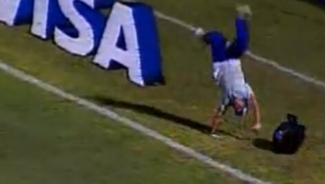 Prie&scaron; suteikdamas pagalbą traumą patyrusiam futbolininkui, Danielis &bdquo;Bomba&ldquo; pirmiausia atlieka salto pasiremdamas rankomis.