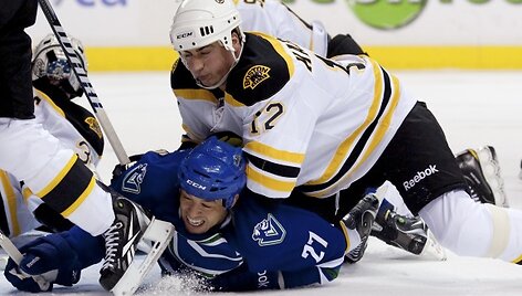 &bdquo;Canucks&ldquo; (mėlyna apranga) pralaimėjo.