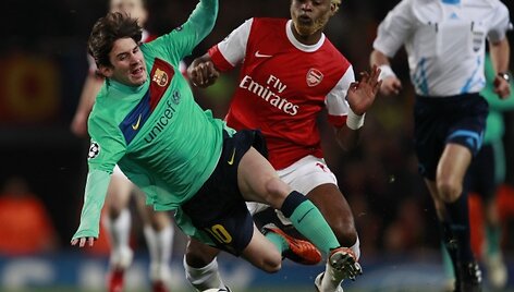 Pirmosiose poros rungtynėse minimalų prana&scaron;umą įgijo &bdquo;Arsenal&ldquo;, namuose 2-1 įveikęs &bdquo;Barcelonos&ldquo; klubą.