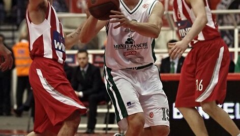 &bdquo;Montepaschi&ldquo; ekipa užduso &bdquo;Olympiacos&ldquo; (raudona apranga) gynyboje.