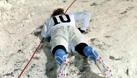 Geriausias 2010 metų pasaulio čempionato futbolininkas urugvajietis Diego Forlanas parkritęs ant sniegu padengto stadiono Taline.
