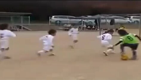 Jaunasis japonas futbolo įgudžiais gerokai pranoksta savo bendraamžius.