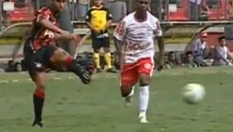 Bruno Costa &scaron;iuo smūgiu pasiuntė kamuolį į savo vartus