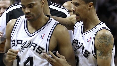 &bdquo;Spurs&ldquo; krep&scaron;ininkai sveikina didvyriu tapusį Gary Nealą.