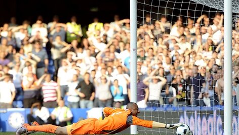 &bdquo;Tottenham&ldquo; vartininkas Heurelho Gomesas siekia kamuolio.