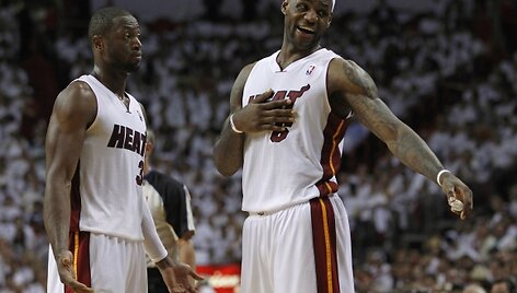 Lebronas Jamesas (de&scaron;inėje) nugalėtojams surinko 35 ta&scaron;kus.