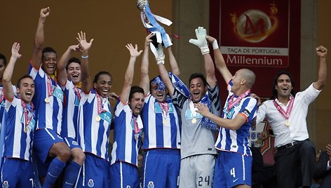 „Porto“ futbolininkai šį sezoną virš galvos kėlė tris taures.