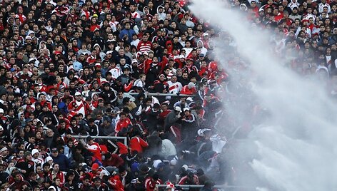 Įsiaudrinusius &bdquo;River Plate&ldquo; sirgalius pareigūnai tramdė vandens patrankomis.
