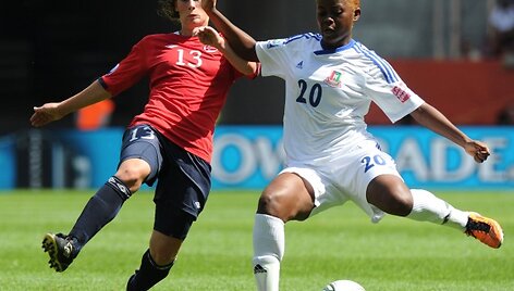 Futbolininkės sirgalius domina ne tik žaidimu.