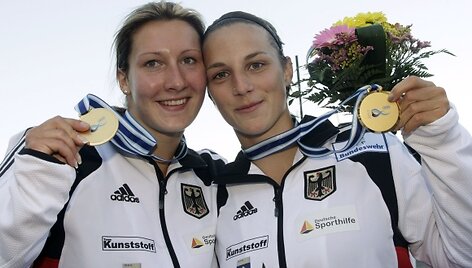 Anne Knorr ir Debora Nich atsiimdamos aukso medalius i&scaron;girdo ne Vokietijos, o nacių himną.