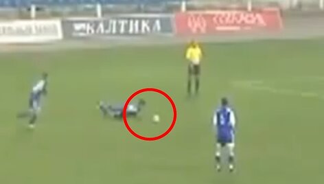 Futbolininkas kamuolį pamu&scaron;ė galva.