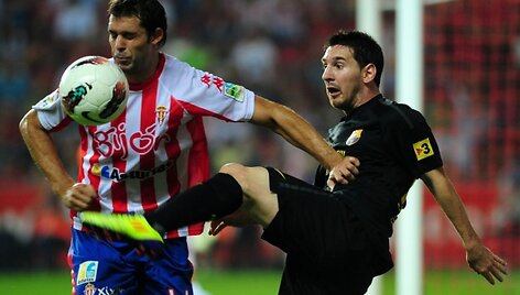 Ivanas Hernandezas (&bdquo;Sporting&ldquo;) ir Lionelis Messi (&bdquo;Barcelona&ldquo;).