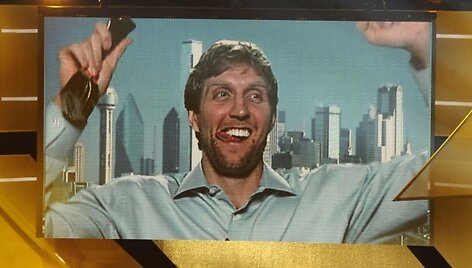 Dirkas Nowitzkis džiaugiasi apdovanojimu