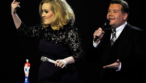 Adele ir Britų muzikinių apdovanojimų vedėjas Jamesas Cordenas