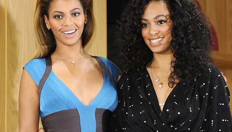 Beyonce (kairėje) su jaunesniąja seserimi Solange.