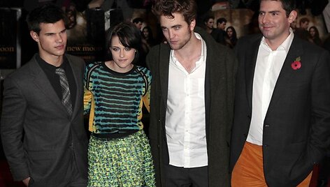 Režisierius Chrisas Weitzas (de&scaron;inėje) ir aktoriai (i&scaron; kairės į de&scaron;inę) Tayloras Lautneris, Kristen Stewart ir Robertas Pattinsonas.
