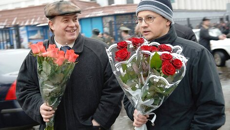 Vyrai Tarptautinės moters dienos progą sveikina moteris dovanodami gėlių.