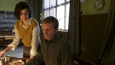 Viename pirmųjų būsimo A.Jolie filmo kadrų aktorė Zana Majonovic, kuri vaidina musulmonę ir serbą vaidinantis aktorius Goranas Kosticius.