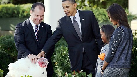 B.Obama, lydimas dukterų Sashos ir Malios (d.), tradicinės ceremonijos metu suteikė dviem kalakutams malonę ir išgelbėjo jų gyvybę. 