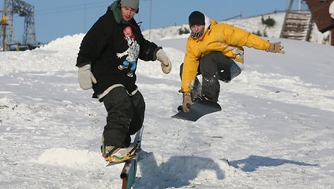 Vilniečiai studentai Juozas ir Paulius su draugais jau atidarė snieglenčių sezoną, nors dauguma kalnų slidinėjimo trasų šią savaitę dar buvo uždarytos. 