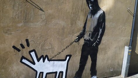 Banksy darbas &bdquo;I&scaron;sirink savo ginklą&ldquo; (angl. &bdquo;Choose your weapon&ldquo;)