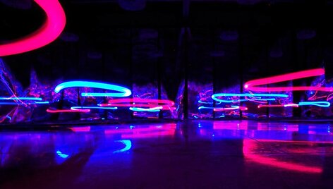 Hipnotizuojanti &scaron;viesos ir spalvų instaliacija &bdquo;Pokylių salė&ldquo; (&bdquo;Ballroom&ldquo;, 2010)