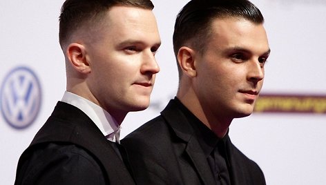 „Hurts“: Adamas Andersonas (kairėje) ir Theo Hutchcraftas