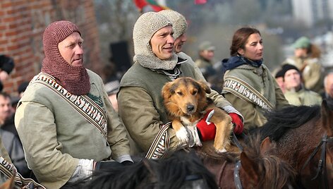 &bdquo;2000 km istorijos&ldquo; žygio iki Juodosios jūros ir &bdquo;Meilės žygio Valdovų keliu&ldquo; sumanytojas Giedrius Klimkevičius su Al&scaron;imi ant rankų ir jo bendražygiai