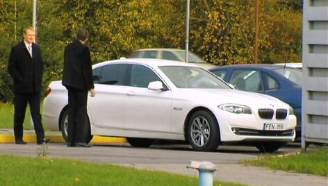 Andrius &Scaron;edžius tariamam pirkėjui siūlo BMW.