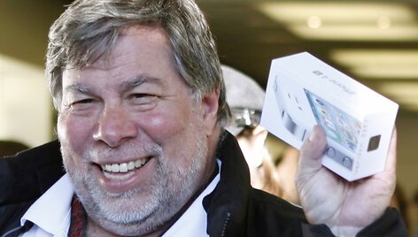 Pagrindinis &bdquo;Apple&ldquo; vieno i&scaron; įkūrėjų Steve&lsquo;o Wozniako telefonas yra &bdquo;iPhone&ldquo;, tačiau jis neslepia simpatijų konkurentų &bdquo;Google&ldquo; sukurtai &bdquo;Android&ldquo; operacinei sistemai. 