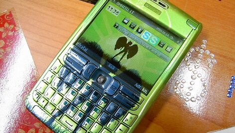 &bdquo;Antra oda&ldquo; aptrauktas telefonas.