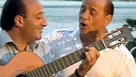 S.Berlusconis ir M.Apicella.