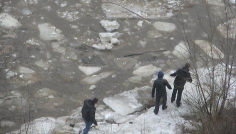 Neries krantines vietomis užliejo vanduo, todėl vaikščioti jomis pavojinga. 