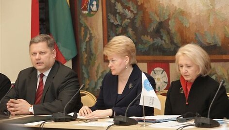 JAV ir Lietuvos atstovai aptarė lyčių lygybės klausimus (i&scaron; kairės: užsienio reikalų viceministras E.Ignatavičius, prezidentė D.Grybauskaitė ir JAV ambasadorė ypatingiems pavedimams M.Verveer. 