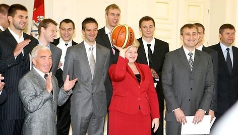 Prezidentė Dalia Grybauskaitė Lietuvos krep&scaron;inio rinktinės nariams įteikė padėkos ra&scaron;tus, &scaron;ie &scaron;alies vadovei padovanojo krep&scaron;inio kamuolį su savo para&scaron;ais. 