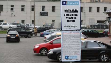 Skaitytojas Artūras svarstė, kaip lietuvių kalba sura&scaron;ytas stovėjimo aik&scaron;telės taisykles turėtų perskaityti užsieniečiai. 