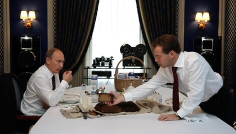 D.Medvedevas ir V.Putinas ragavo lietuvi&scaron;ką duoną. 