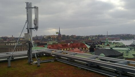 Mobiliojo ry&scaron;io antenos: 4G ir 2G ry&scaron;io siųstuvas (kairiau), bei 3G siųstuvas (prijungtas greta).