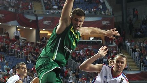 &bdquo;&Scaron;ie sportiniai bateliai man buvo sėkmingi Turkijoje, gal kam nors jie bus gražus suvenyras, o už juos gauti pinigai atne&scaron; bent dalelę džiaugsmo tiems, kuriems jo labiausiai trūksta&ldquo;, &ndash; sakė batelius paaukojęs krep&scaron;ininkas L.Kleiza.