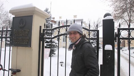 Sekmadienį Baltarusijos ambasadoje Vilniuje balsavęs Maksas teigė tikįs, jog &scaron;įmet i&scaron;rinkti prezidentą gali prireikti antro rinkimų turo. 