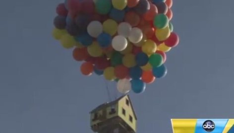 Namą nuo žemės pakėlė vien helio pripildyti balionai.
