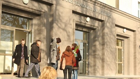 Skatinamųjų stipendijų nesulaukiantys studentai teigia, kad nauja stojimo į pedagogikos studijas tvarka turėjo būti &bdquo;gelbėjimosi ratu&ldquo;, tačiau, pasak studentų, VPU &bdquo;kaip skęstantis laivas vis grimzta gilyn&ldquo;. 