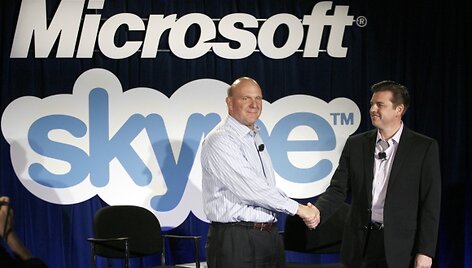 &bdquo;Microsoft&ldquo; generalinis direktorius Steve'as Ballmeris (k.) ir &bdquo;Skype&ldquo; vadovas Tony Batesas.