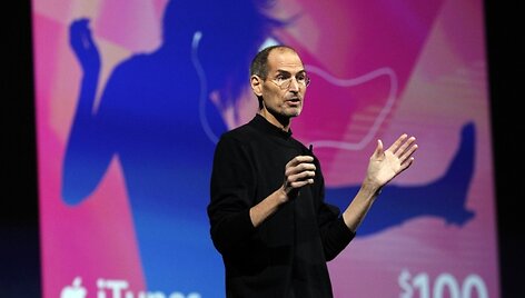 &bdquo;Apple&ldquo; generalinis direktorius Steve&lsquo;as Jobsas pasakoja apie virtualios saugyklos &bdquo;iCloud&ldquo; galimybes. 