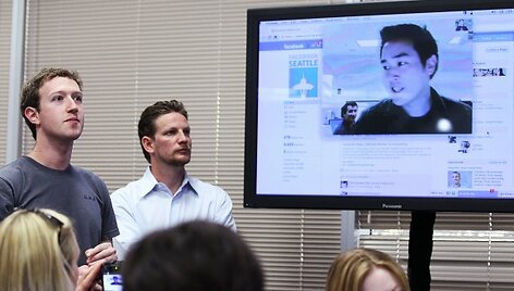 &bdquo;Facebook&ldquo; vaizdo pokalbius pristatė socialinio tinklo įkūrėjas ir vadovas Markas Zuckerbergas (kairėje).