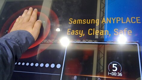 Viryklė &bdquo;Samsung CT1613GIN&ldquo; pati nustato, kurioje vietoje ir kokio dydžio daiktas padėtas, ir kaitina tik tą vietą. 