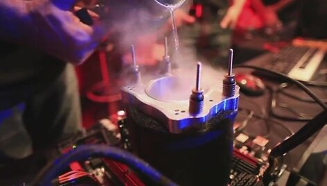 Norint pasiekti rekordą, mikroprocesorių &bdquo;AMD FX-8150&ldquo; teko smarkiai atau&scaron;inti. 