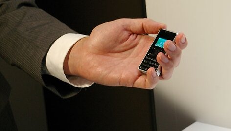 &bdquo;Willcom&ldquo; mobiliojo ry&scaron;io operatoriaus pristatytas &bdquo;WX03A&ldquo; yra bene mažiausias ir lengviausias mobilusis telefonas pasaulyje. 
