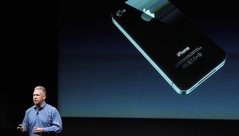 &bdquo;Apple&ldquo; viceprezidentas rinkodarai Philas Schilleris pristato &bdquo;iPhone 4S&ldquo;.