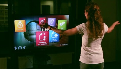 &bdquo;Etronika&ldquo; sprendimas leidžia banko paslaugas valdyti judesiais, naudojant įrenginį &bdquo;Microsoft Kinect&ldquo;. 